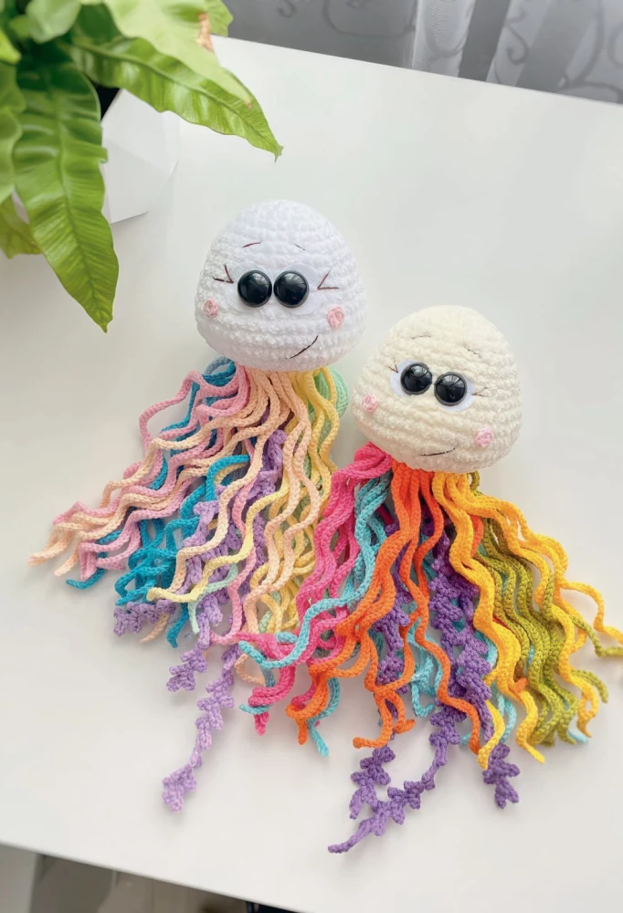 Cozy Creatures Crochet: 5 Cute Toys. 4 Gift Panel Workshops