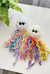 Cozy Creatures Crochet: 5 Cute Toys. 4 Gift Panel Workshops