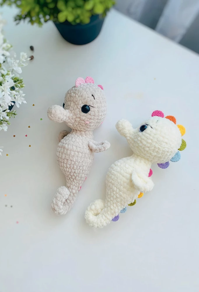 Cozy Creatures Crochet: 5 Cute Toys. 4 Gift Panel Workshops
