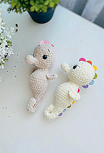 Cozy Creatures Crochet: 5 Cute Toys. 4 Gift Panel Workshops