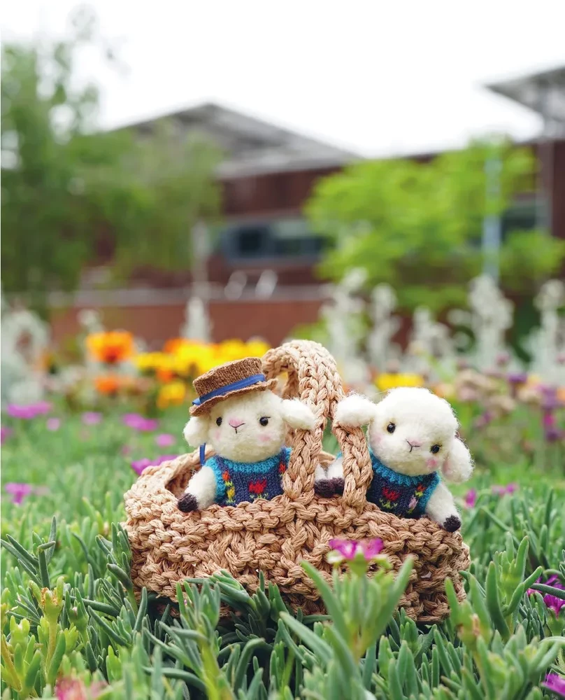Gelenkspielzeuge auf Stricknadeln. Weich, flauschig, beweglich