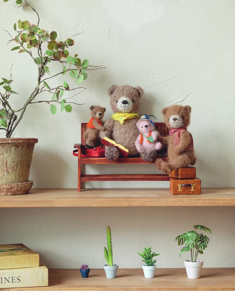 Gelenkspielzeuge auf Stricknadeln. Weich, flauschig, beweglich