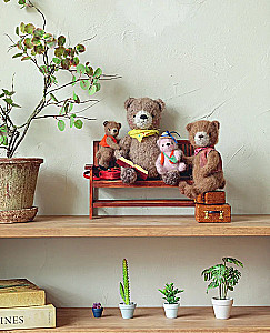 Gelenkspielzeuge auf Stricknadeln. Weich, flauschig, beweglich