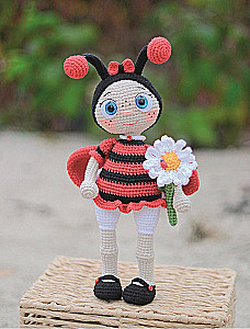Wave the hook and let's fly! Crocheting funny insects