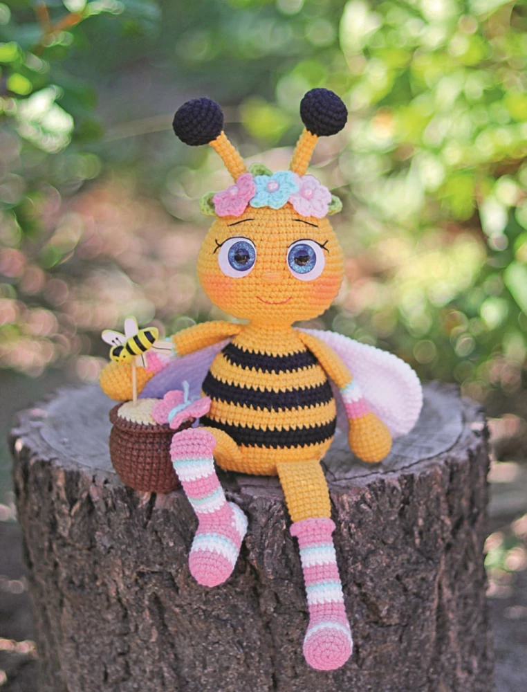 Wave the hook and let's fly! Crocheting funny insects