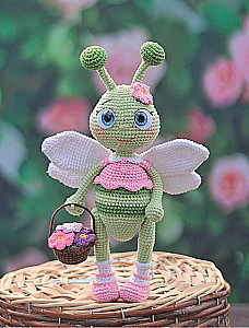 Wave the hook and let's fly! Crocheting funny insects