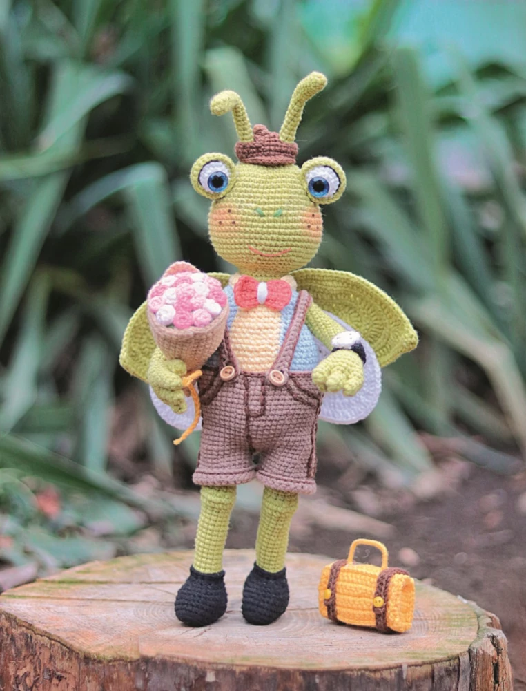 Wave the hook and let's fly! Crocheting funny insects