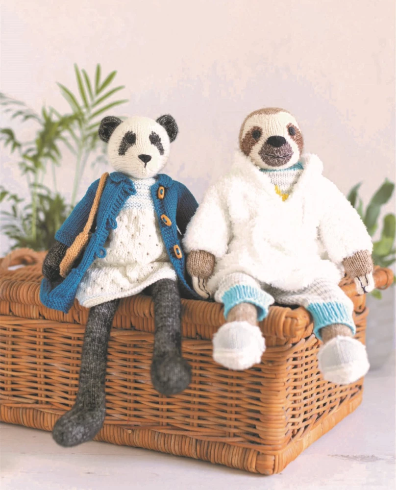 Knit! Tame! Play! A new collection of charming wild animals knitted with needles. Over 40 patterns for knitting toys, clothing, and accessories...