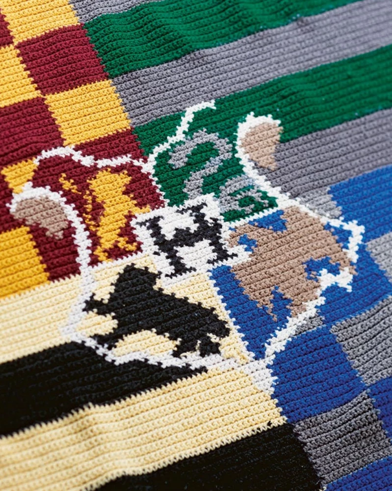 Koondeemise võlu heegeldamisega. Kootud riided, mänguasjad ja aksessuaarid Harry Potteri maailmast. Ametlik väljaanne