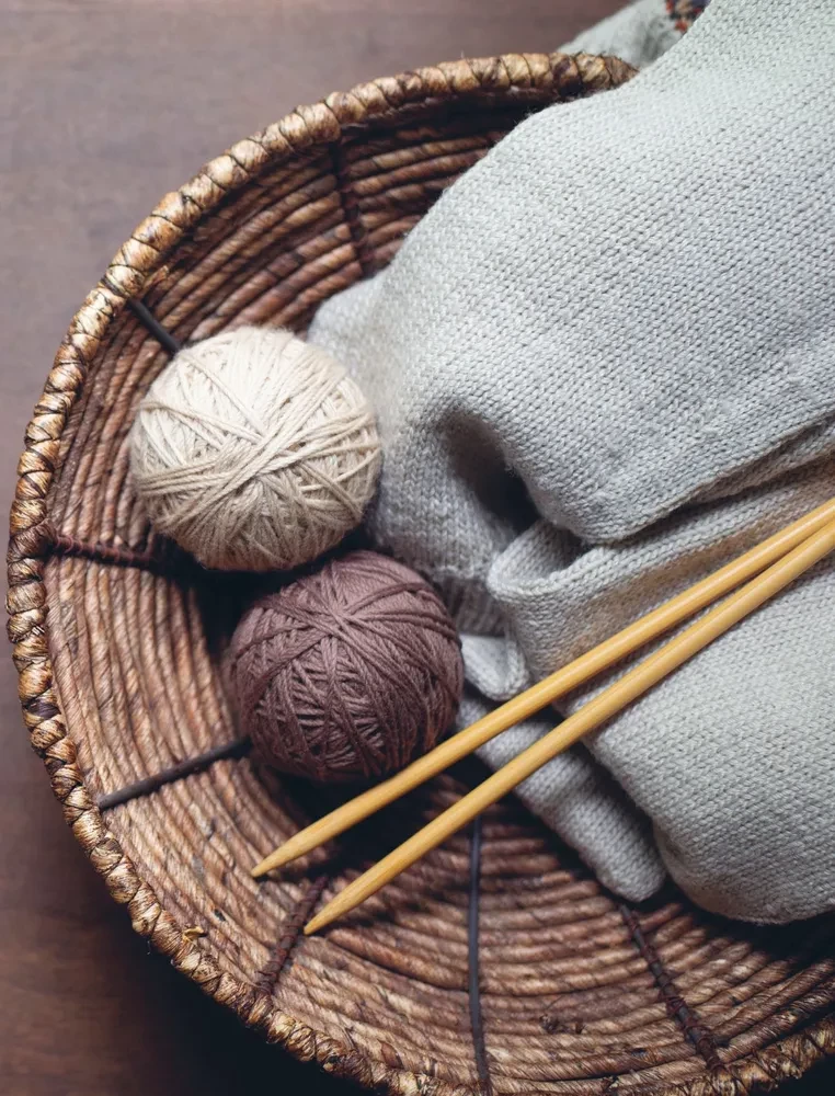 KNITTING WITH NEEDLES. Illustrated Basic Course