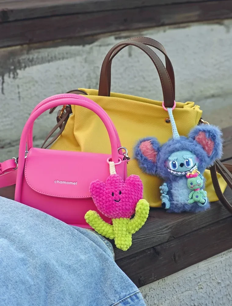 Häkeln Sie Zubehör für Taschen und Rucksäcke. Labubu, Stitch, Crybaby, Garne und andere