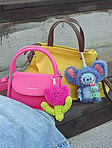 Häkeln Sie Zubehör für Taschen und Rucksäcke. Labubu, Stitch, Crybaby, Garne und andere