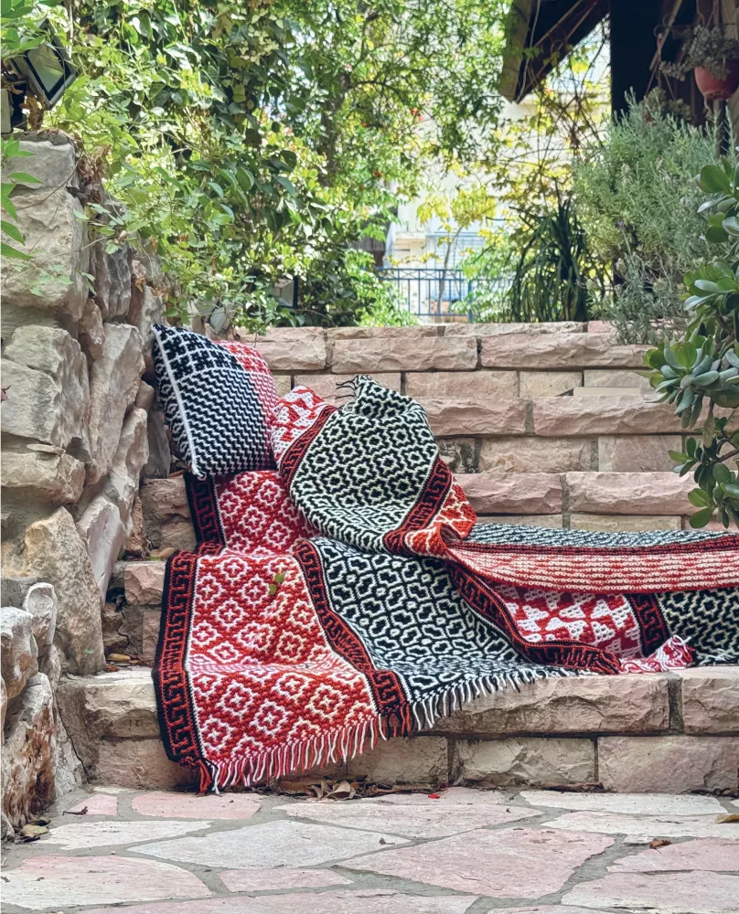 The Most Unboring Blanket. Mosaic Crochet. Practical Guide and Unique Collection of Author's Patterns