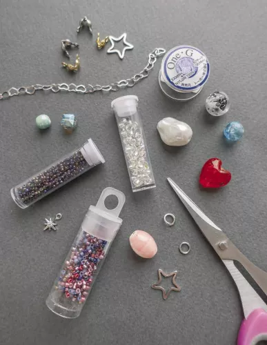 Weaving with Beads and Pearls: Necklaces, Chokers, Bracelets