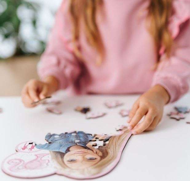 Puzzle 50 Wood Craft Junior Trefl: Piękna Barbie
