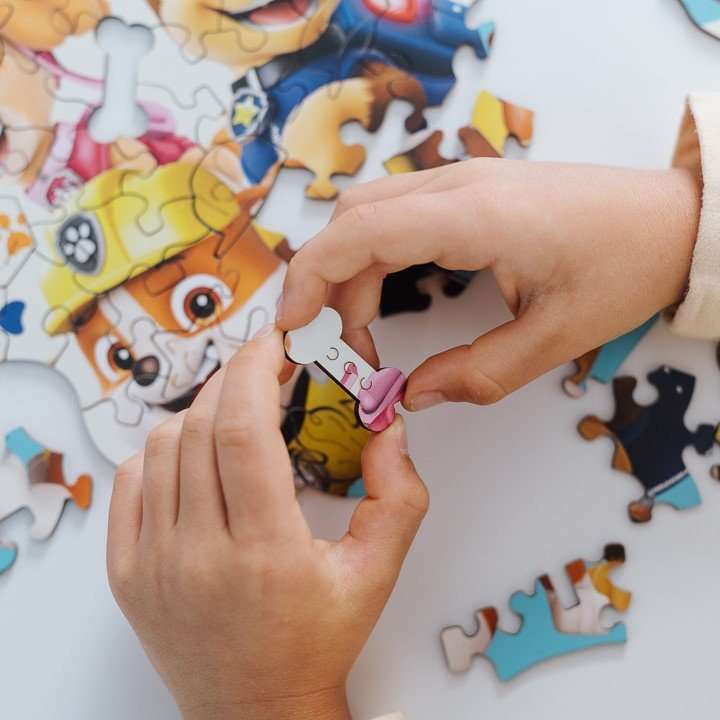 Puzzle 50 Wood Craft Junior Trefl: Wesoły Patrol Piesków
