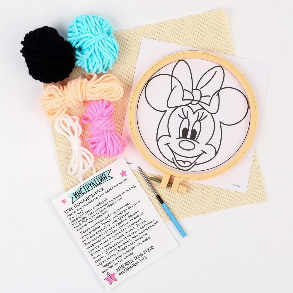 Kreativset Teppichstickerei. Minnie Maus. Minnie und Einhorn