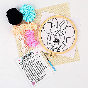 Kreativset Teppichstickerei. Minnie Maus. Minnie und Einhorn